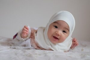 1000+ Nama Bayi Perempuan Islami dari A-Z dan Artinya yang Indah