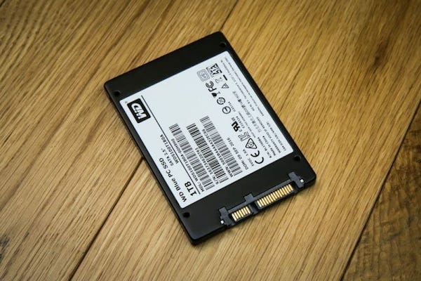 Menggunakan penyimpanan SSD