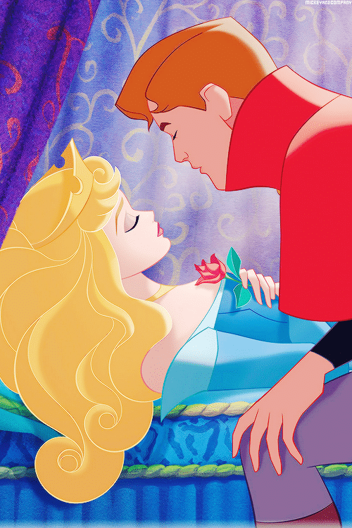 Pangeran Philip mencium Putri Aurora yang sedang tertidur pulas di pembaringan abadi