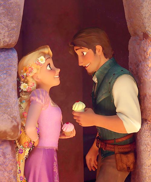Rapunzel dan Flynn menikmati cake dari atas kastil dengan penuh kebahagiaan