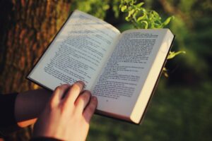 15 Aplikasi Baca Novel yang Menguntungkan dan Gratis
