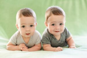 100+ Rekomendasi Nama Anak Kembar Laki-Laki Trendy (Modern)