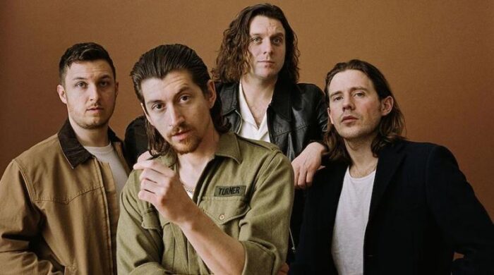 Saat Membeli Tiket Konser Arctic Monkeys, Kamu Bisa Dengarkan Lagu Apa Saja